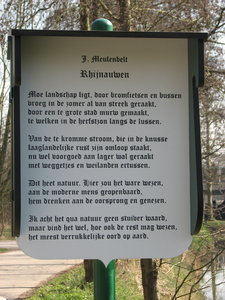 833275 Afbeelding van een bord met daarop het gedicht 'Rhijnauwen' van J. Meulenbelt, aan de Weg naar Rhijnauwen ter ...